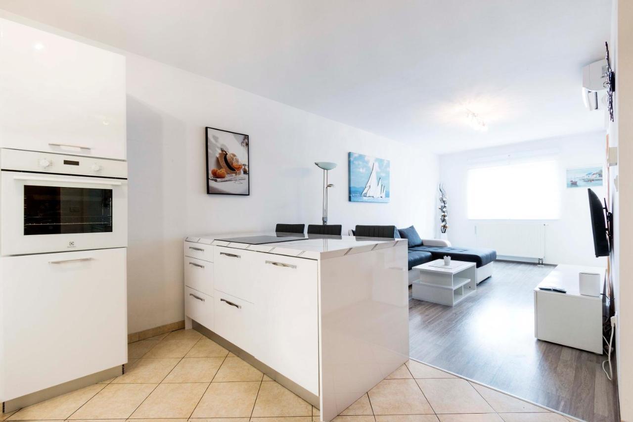 Apartment Elena Pula Bagian luar foto