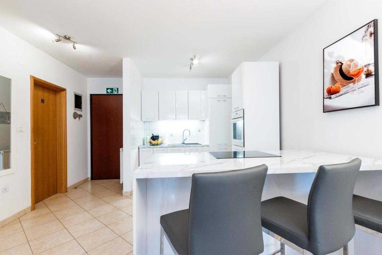 Apartment Elena Pula Bagian luar foto