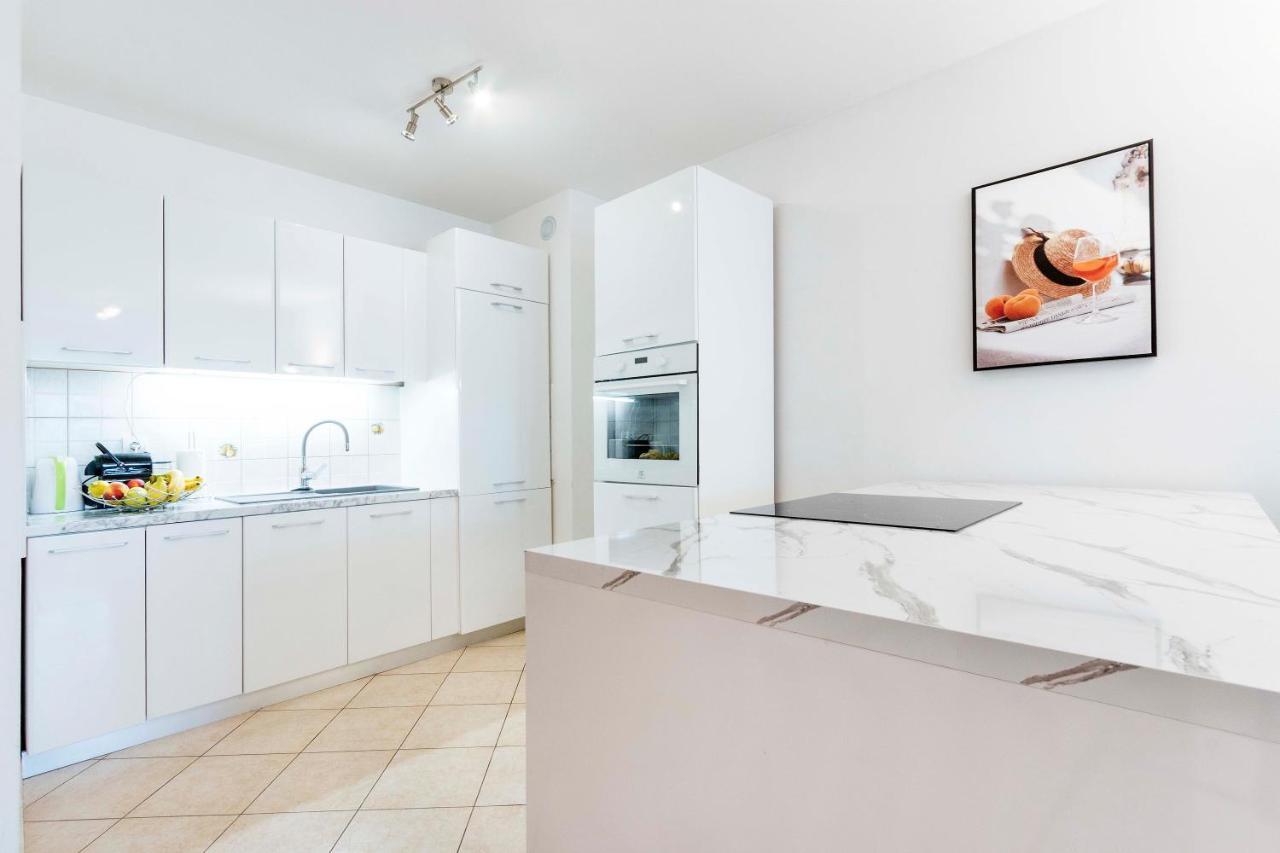 Apartment Elena Pula Bagian luar foto